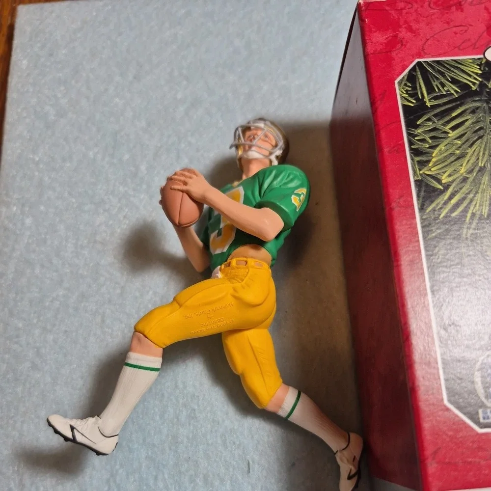 Hallmark Keepsake Ornament 1998 Joe Montana Notre Dame Football QXI6843